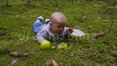 婴儿躺在森林里吃<strong>大苹果</strong>
